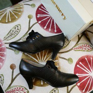 Memery 1940's Style Black Leather Pumps + Lace up Fronts NIB SZ 39 fit like 7.5